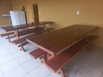 Varanda com moveis rusticos